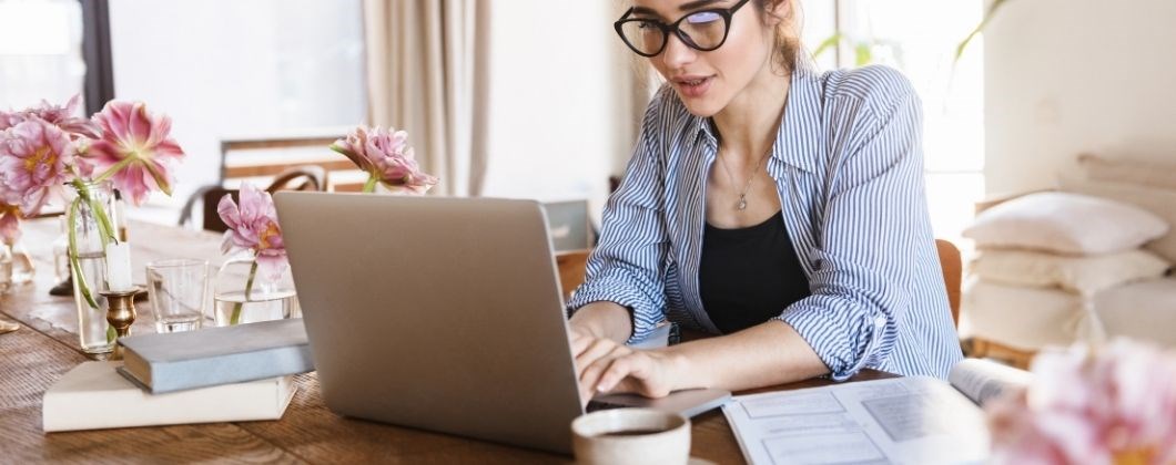 woman getting ready to buy commercial insurance online on her laptop at home